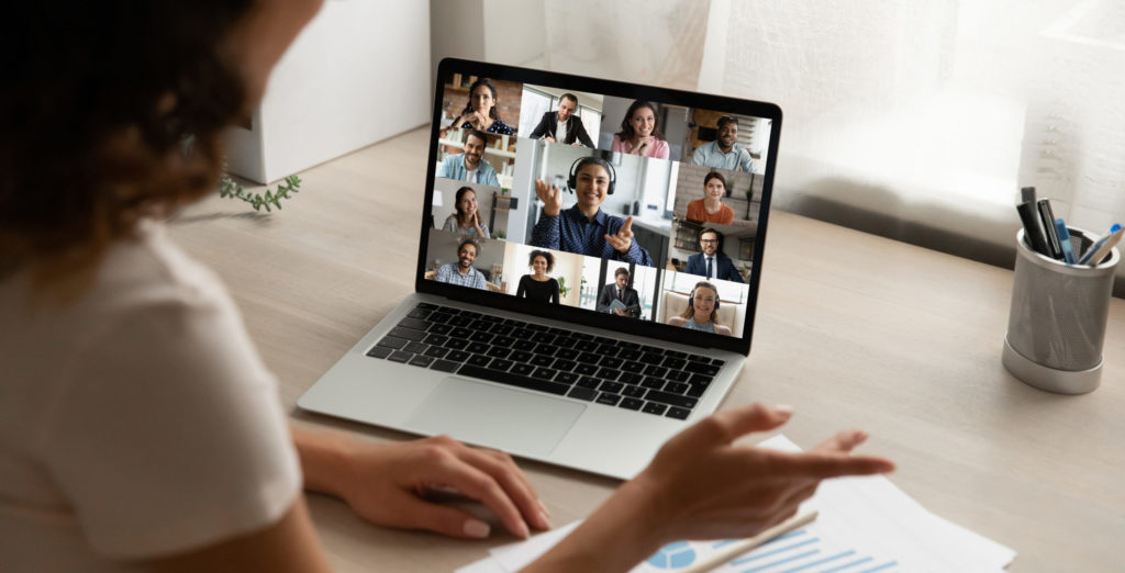 réunion virtuelle femme devant ordinateur